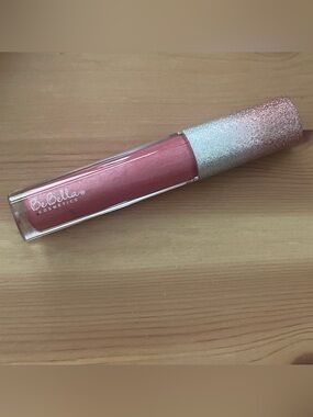 BeBella Cosmetics lip gloss in Flirtatious